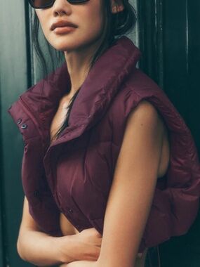 ALO Yoga Cropped Gold Rush Puffer Vest in Burgundy